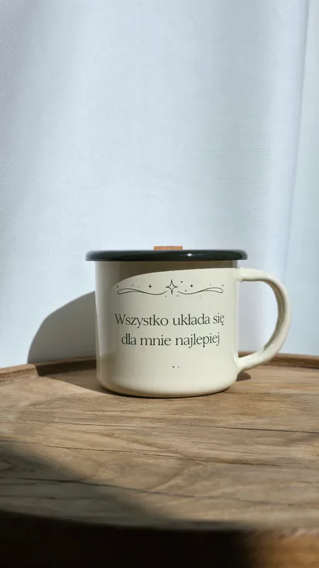 Świeczka Sojowa w Kubku Emaliowanym ◦ Dobre Słowo – „Obfitość” — ZACHWYT